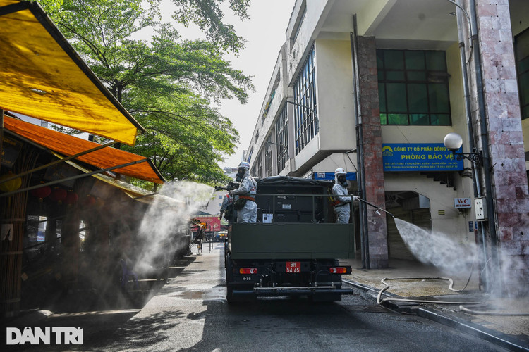Đoàn xe đặc chủng phun khử khuẩn nhiều tuyến phố trung tâm Hà Nội - 11