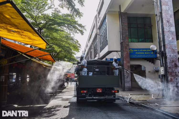 Đoàn xe đặc chủng phun khử khuẩn nhiều tuyến phố trung tâm Hà Nội - 11