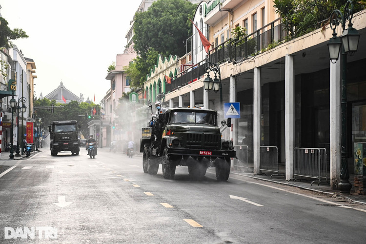 Đoàn xe đặc chủng phun khử khuẩn nhiều tuyến phố trung tâm Hà Nội - 3