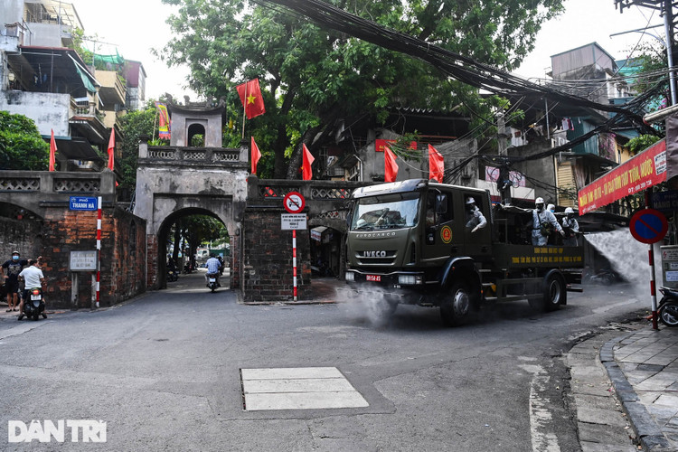 Đoàn xe đặc chủng phun khử khuẩn nhiều tuyến phố trung tâm Hà Nội - 9