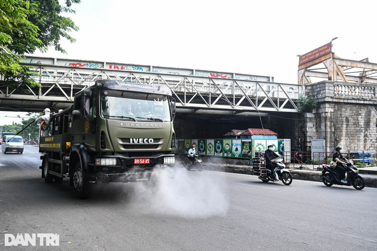 Đoàn xe đặc chủng phun khử khuẩn nhiều tuyến phố trung tâm Hà Nội - 14