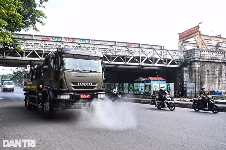 Đoàn xe đặc chủng phun khử khuẩn nhiều tuyến phố trung tâm Hà Nội - 14