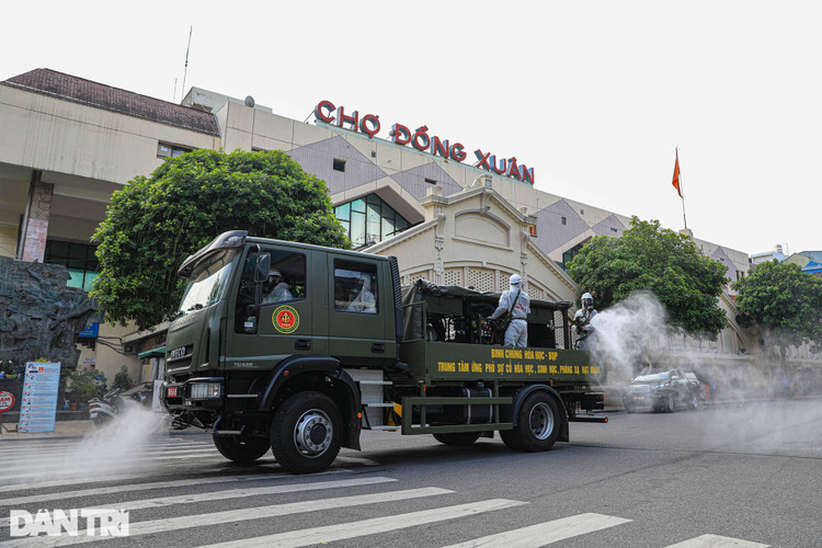 Đoàn xe đặc chủng phun khử khuẩn nhiều tuyến phố trung tâm Hà Nội - 10
