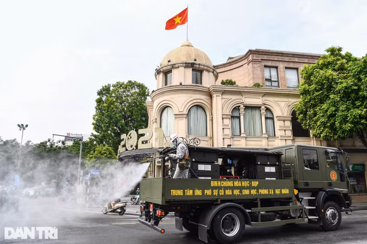 Đoàn xe đặc chủng phun khử khuẩn nhiều tuyến phố trung tâm Hà Nội - 2