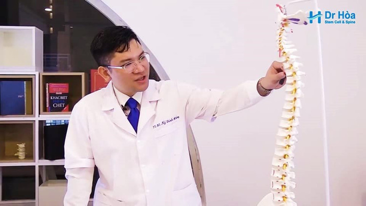 PGS.TS Nguyễn Đình Hòa chỉ về viêm tủy xương.