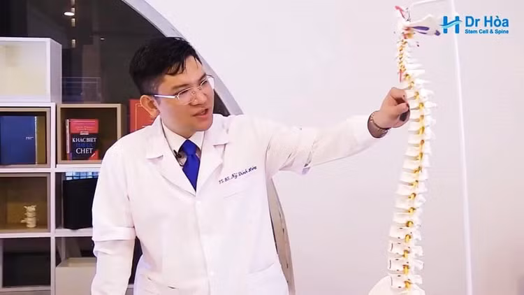 PGS.TS Nguyễn Đình Hòa chỉ về viêm tủy xương.