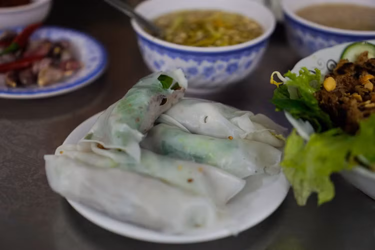 Bánh ướt cuốn thịt nướng chấm nước mắm cay cay lạ vị.