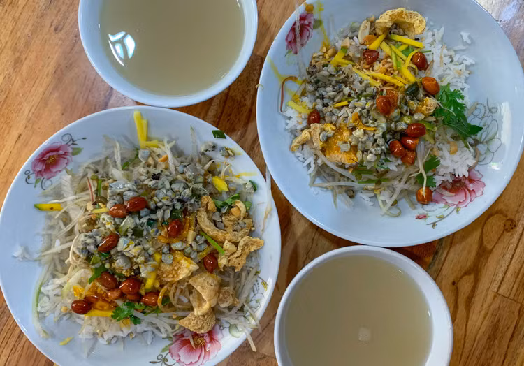 Ba phần cơm hến, nước uống giá 86.000 đồng.