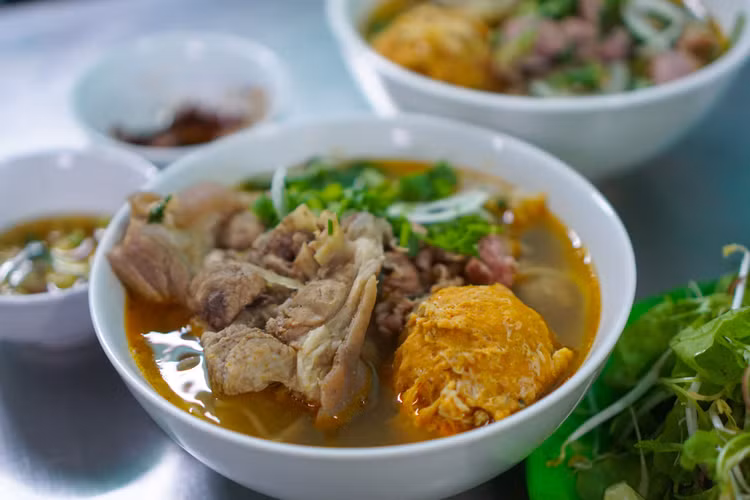 Tô bún bò Huế bắt mắt giá 50.000 đồng.