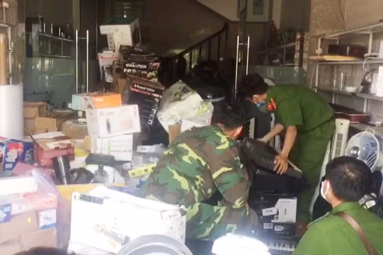 Kỷ luật cảnh cáo thượng tá biên phòng có cả tấn hàng nghi lậu trong nhà - 1