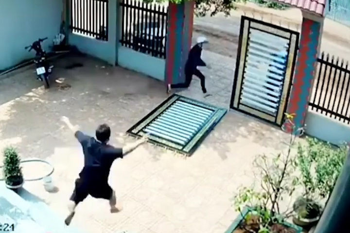 Vợ mang bầu 5 tháng cầm dao tiếp ứng cho chồng chống lại tên trộm hung tợn - 1