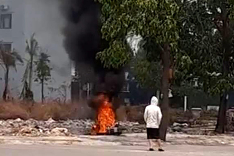 Cô gái trẻ đốt xe SH trong công viên - 1