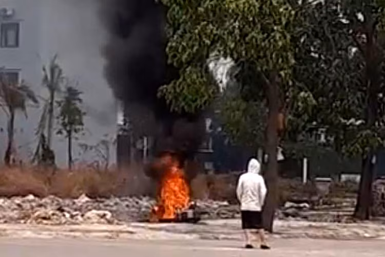 Cô gái trẻ đốt xe SH trong công viên - 1