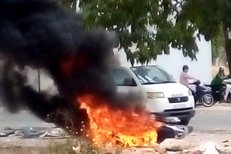 Cô gái trẻ đốt xe SH trong công viên - 2