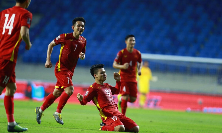 Quang Hải chia vui sau khi ghi bàn nâng tỷ số lên 2-0 cho Việt Nam trước Indonesia. Ảnh: Lâm Thỏa.