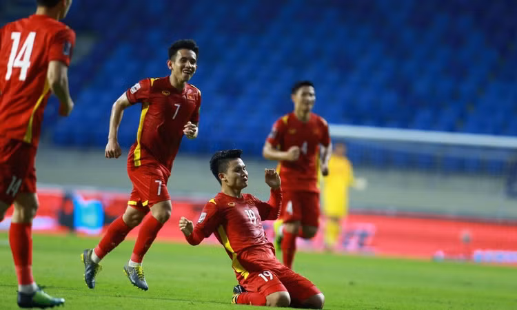 Quang Hải chia vui sau khi ghi bàn nâng tỷ số lên 2-0 cho Việt Nam trước Indonesia. Ảnh: Lâm Thỏa.