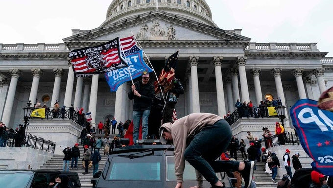 Người ủng hộ Trump bên ngoài tòa nhà quốc hội ở Washington DC ngày 6/1. Ảnh: Reuters.