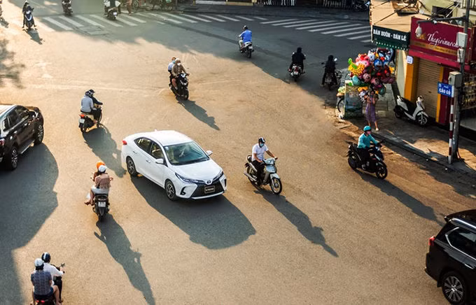 Toyota Vios trên đường phố Hà Nội.