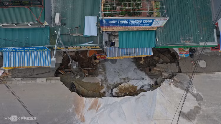 Hiện trường hố 'tử thần' rộng hơn 100 m2 ảnh 1