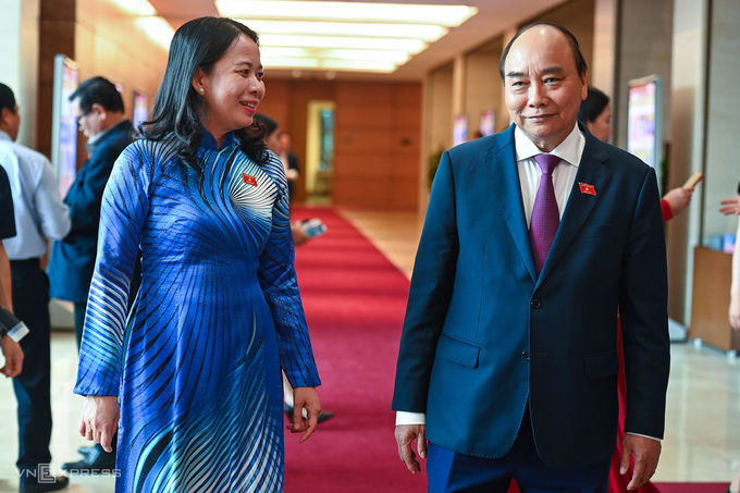 Ông Nguyễn Xuân Phúc - Thủ tướng nhiệm kỳ 2016-2021, và bà Võ Thị Ánh Xuân, Bí thư Tỉnh ủy An Giang, bên hành lang Quốc hội. Ảnh: Giang Huy