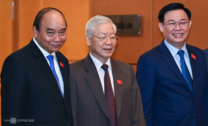 Thủ tướng Nguyễn Xuân Phúc, Tổng bí thư, Chủ tịch nước Nguyễn Phú Trọng và Chủ tịch Quốc hội Vương Đình Huệ bên hành lang Quốc hội, chiều 1/4. Ảnh: Giang Huy