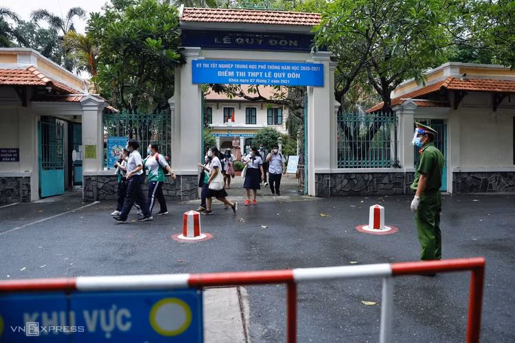 Thí sinh TP HCM trong ngày thi đầu tiên ảnh 1