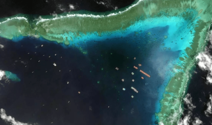 Tàu Trung Quốc kết thành hàng dài tại đá Ba Đầu gần đảo Sinh Tồn Đông thuộc chủ quyền Việt Nam. Ảnh: Maxar.