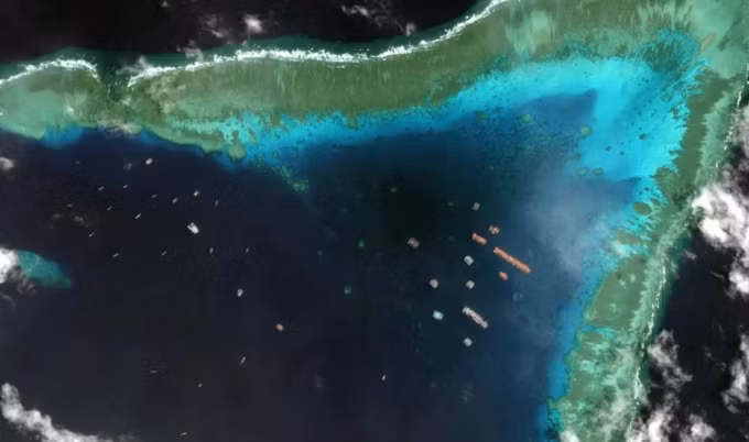 Tàu Trung Quốc kết thành hàng dài tại đá Ba Đầu gần đảo Sinh Tồn Đông thuộc chủ quyền Việt Nam. Ảnh: Maxar.