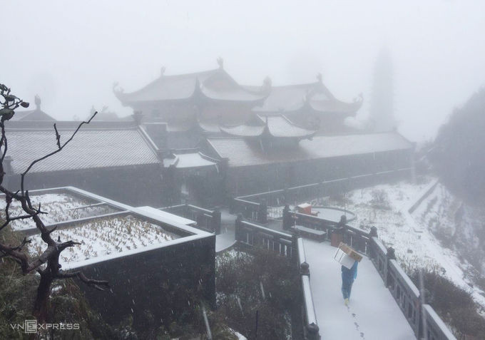 11h sáng 8/2, nhiệt độ tại khu vực đỉnh Fansipan là 4 độ C.