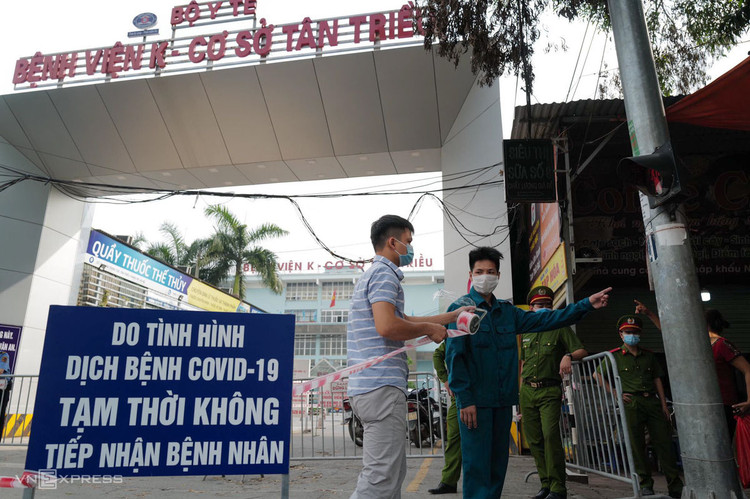 Bệnh nhân nháo nhác khi Bệnh viện K phong tỏa ảnh 2