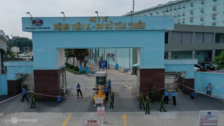 Bệnh nhân nháo nhác khi Bệnh viện K phong tỏa ảnh 1