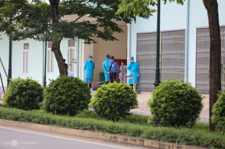 Bệnh nhân nháo nhác khi Bệnh viện K phong tỏa ảnh 9