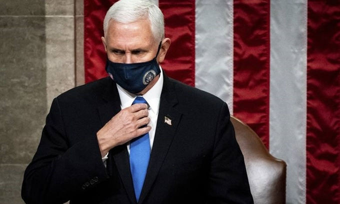 Phó tổng thống Mỹ Mike Pence trong phiên họp lưỡng viện quốc hội chứng nhận chiến thắng của Joe Biden, tại tòa nhà quốc hội hôm 6/1. Ảnh: Reuters.