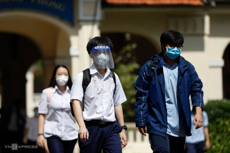 Thí sinh TP HCM trong ngày thi đầu tiên ảnh 8