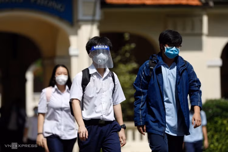 Thí sinh TP HCM trong ngày thi đầu tiên ảnh 8