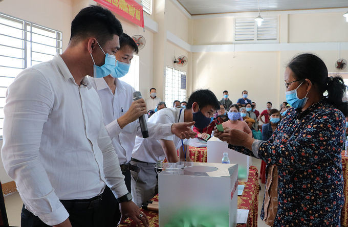 Người dân bốc thăm nhận đất khu tái định cư tháng 12/2020. Ảnh: Phước Tuấn