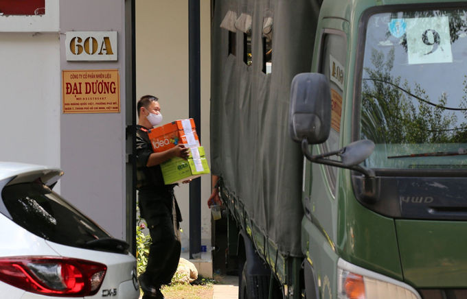 Gần 14h, cảnh sát thu giữ hơn 20 thùng tài liệu tại Công ty Phúc Lâm. Ảnh: Đình Văn.