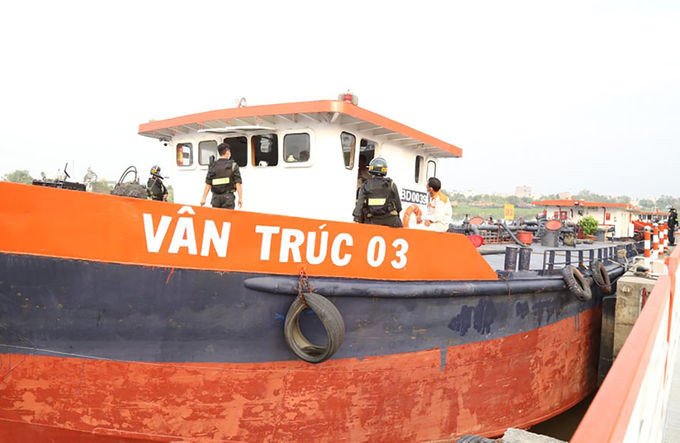 Công an phong toả bến thủy nội địa của Tú. Ảnh: Thái Hà