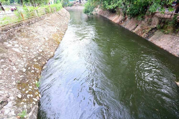 Năm 2018, Công ty thoát nước Hà Nội từng thử nghiệm xả nước Hồ Tây ra sông Tô Lịch và bước đầu cho kết quả tích cực trong việc tạo dòng chảy lưu thông, nước sông sạch hơn. Ảnh: Bá Đô.