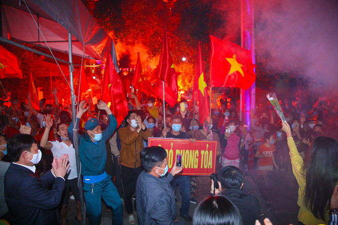 Người dân thôn Lôi Động, xã Hoàng Động, huyện Thủy Nguyên vẫy cờ, đốt pháo sáng nhảy múa hát vang bài ca Như có Bác Hồ trong ngày vui đại thắng ngay sau thời khức nhà chức trách công bố dỡ lệnh phong tỏa cả khu và giãn cách xã hội cả xã, lúc nửa đêm 8/3. Ảnh: CTV