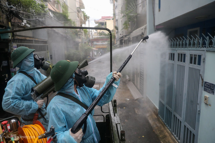 15 xe đặc chủng Quân khu 7 phun khử trùng quận Gò Vấp ảnh 7