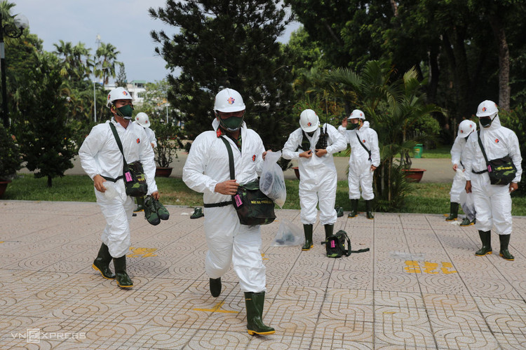 15 xe đặc chủng Quân khu 7 phun khử trùng quận Gò Vấp ảnh 1
