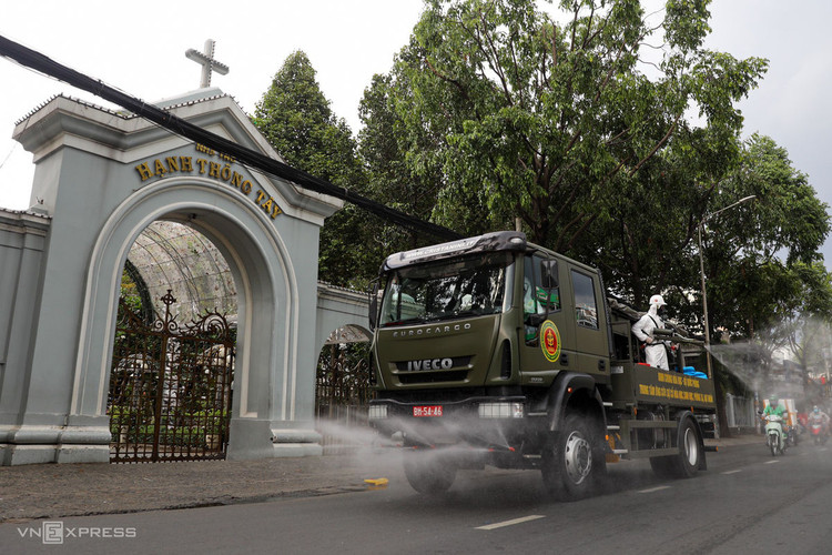 15 xe đặc chủng Quân khu 7 phun khử trùng quận Gò Vấp ảnh 5
