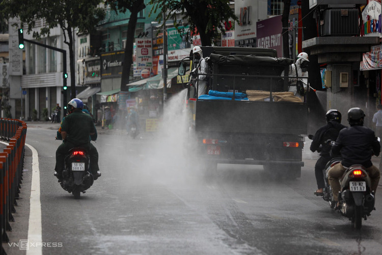 15 xe đặc chủng Quân khu 7 phun khử trùng quận Gò Vấp ảnh 6
