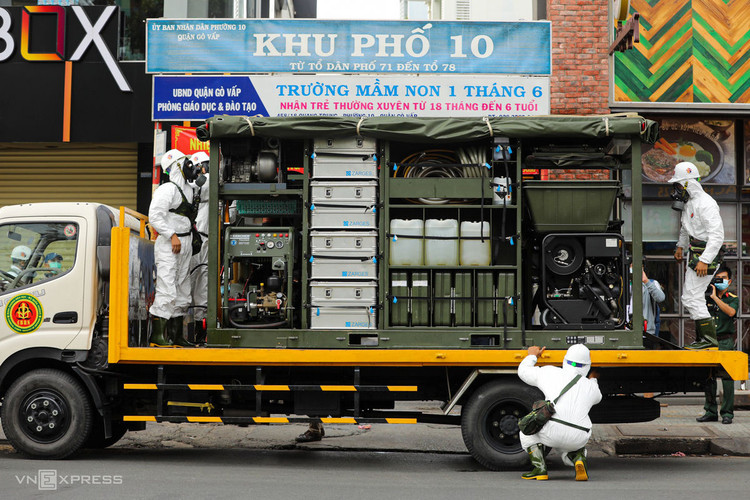 15 xe đặc chủng Quân khu 7 phun khử trùng quận Gò Vấp ảnh 2