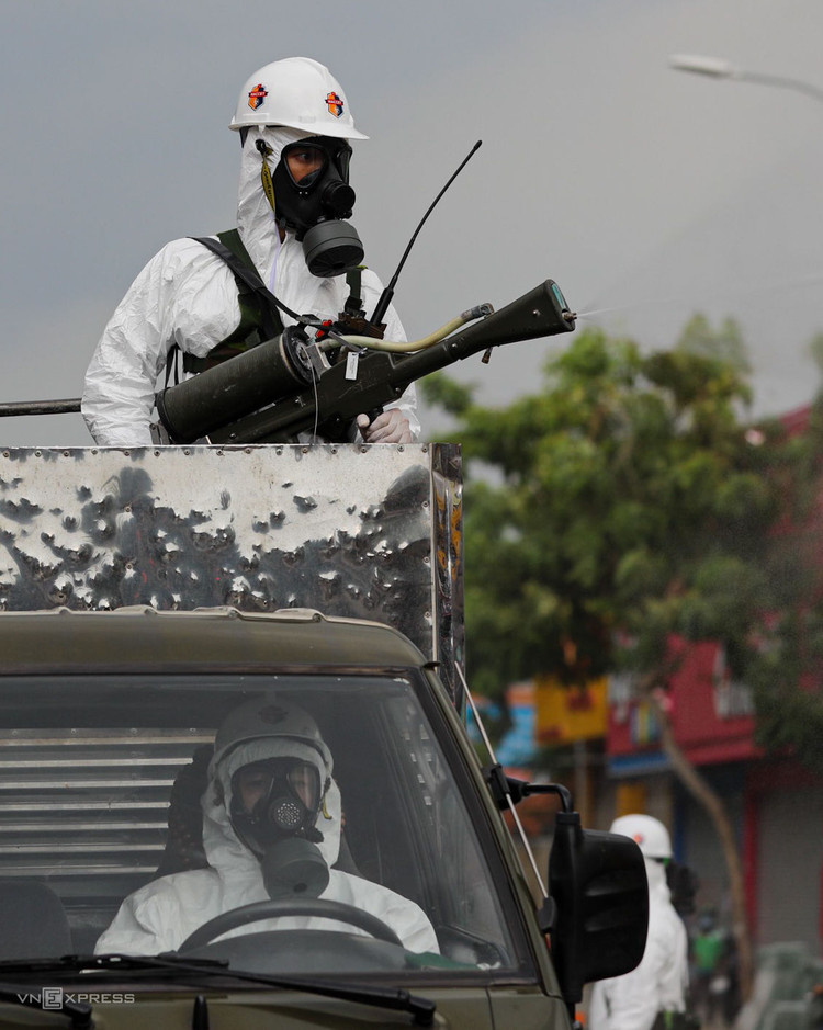 15 xe đặc chủng Quân khu 7 phun khử trùng quận Gò Vấp ảnh 4