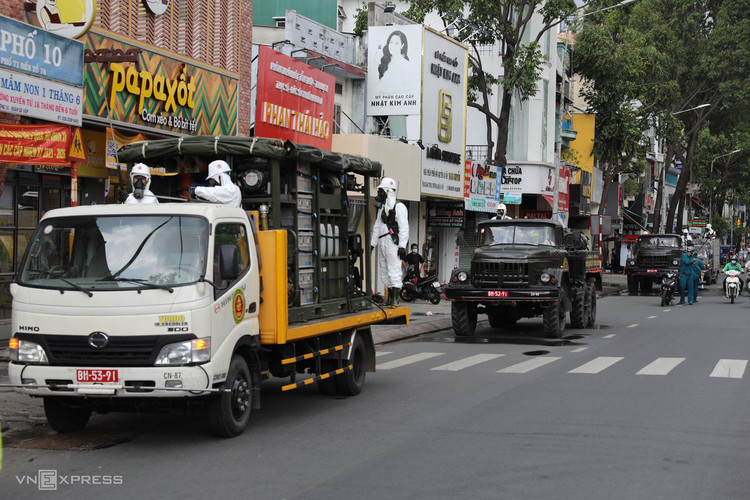 15 xe đặc chủng Quân khu 7 phun khử trùng quận Gò Vấp ảnh 3