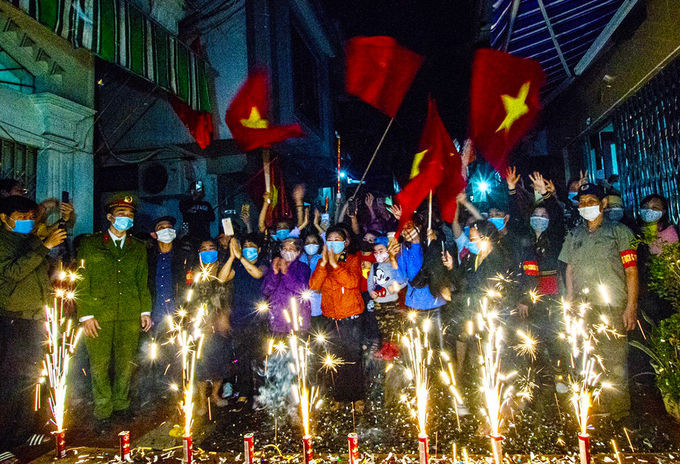 Chính quyền phường Dư Hàng, quận Lê Chân đốt pháo, đánh dấu thời điểm kết thúc phong tỏa, cách ly khu phố công nhân và giãn cách xã hội cả phường, 24h đêm 8/3 . Ảnh: CTV
