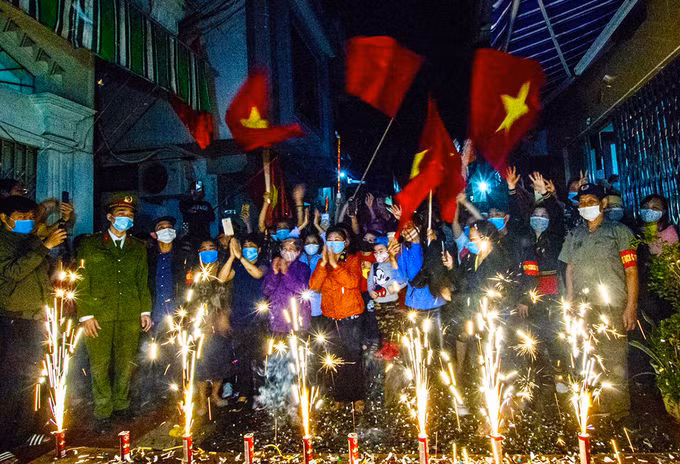 Chính quyền phường Dư Hàng, quận Lê Chân đốt pháo, đánh dấu thời điểm kết thúc phong tỏa, cách ly khu phố công nhân và giãn cách xã hội cả phường, 24h đêm 8/3 . Ảnh: CTV