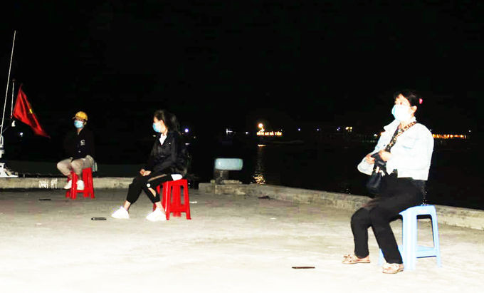 Ba trong bốn phụ nữ vượt biên vào Hà Tiên bị lực lượng tuần tra bắt giữ tối 2/1. Ảnh: Nguyễn Vũ